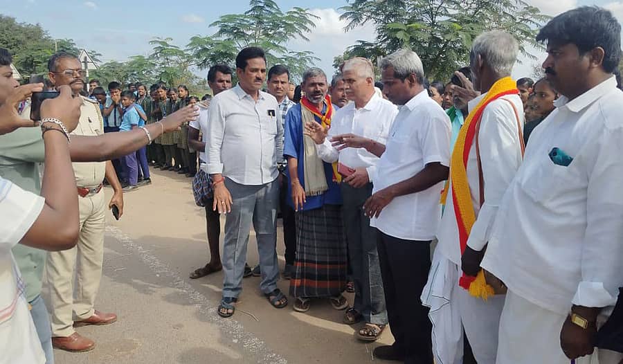 ವಿವಿಧ ಬೇಡಿಕೆ ಈಡೇರಿಕೆಗೆ ಆಗ್ರಹಿಸಿ ತಾಲ್ಲೂಕು ಡಿಪ್ಲೊಮಾ ಸರ್ಕಾರಿ ಎಂಜಿನಿಯರಿಂಗ್ ಕಾಲೇಜು ಮಂಜೂರಾತಿ ಹೋರಾಟ ಸಮಿತಿ ಕಾರ್ಯಕರ್ತರು ಮುಂಡರಗಿ ತಾಲ್ಲೂಕಿನ ಕೊರ್ಲಹಳ್ಳಿ ಗ್ರಾಮದ ರಾಜ್ಯ ಹೆದ್ದಾರಿಯಲ್ಲಿ ಪ್ರತಿಭಟನೆ ನಡೆಸಿದರು 