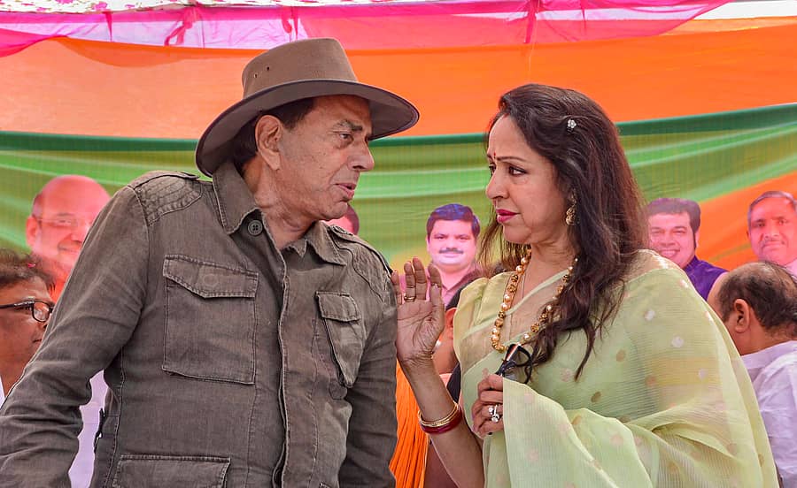 <div class="paragraphs"><p>ಧರ್ಮೇಂದ್ರ, ಹೇಮಾಮಾಲಿನಿ</p></div>