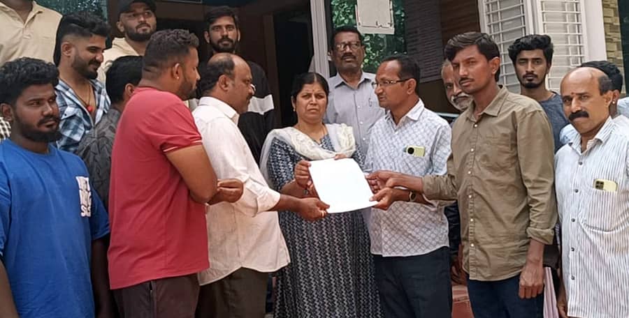 ಶ್ರೀರಂಗಪಟ್ಟಣ ಪುರಸಭೆ ವ್ಯಾಪ್ತಿಯ ಮನೆಗಳಿಗೆ, ಅಮೃತ 2.0 ಯೋಜನೆಯಡಿ ಕುಡಿಯುವ ನೀರು ಸರಬರಾಜು ಮಾಡಲು ನಲ್ಲಿಗಳಿಗೆ ಮೀಟರ್‌ ಅಳವಡಿಸುವುದನ್ನು ವಿರೋಧಿಸಿ ನಾಗರಿಕ ಹಿತಾಸಕ್ತಿ ವೇದಿಕೆ ಕಾರ್ಯಕರ್ತರು ಸೋಮವಾರ ಪುರಸಭೆ ಕಚೇರಿ ಎದುರು ಪ್ರತಿಭಟನೆ ನಡೆಸಿ ಅಧಿಕಾರಿಗಳಿಗೆ ಮನವಿ ಸಲ್ಲಿಸಿದರು