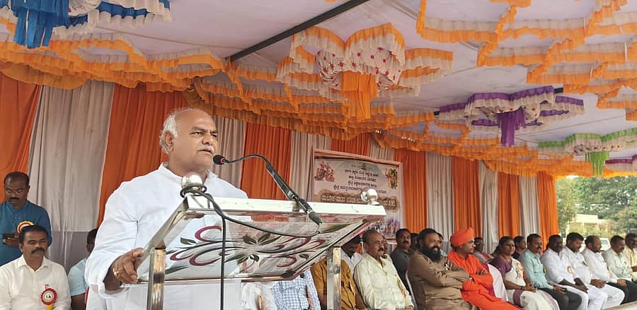 <div class="paragraphs"><p>ಬಸವನಬಾಗೇವಾಡಿ ಪಟ್ಟಣದ ಬಸವೇಶ್ವರ ಕರ್ನಾಟಕ ಪಬ್ಲಿಕ್ ಶಾಲೆಯ ಆವರಣದಲ್ಲಿ ಹಮ್ಮಿಕೊಂಡಿದ್ದ ಬಸವನಬಾಗೇವಾಡಿ ತಾಲ್ಲೂಕು ಮಟ್ಟದ ಪ್ರತಿಭಾ ಕಾರಂಜಿ ಹಾಗೂ ಕಲೋತ್ಸವ ಸಮಾರಂಭದಲ್ಲಿ ಸಚಿವ ಶಿವಾನಂದ ಪಾಟೀಲ ಮಾತನಾಡಿದರು </p></div>