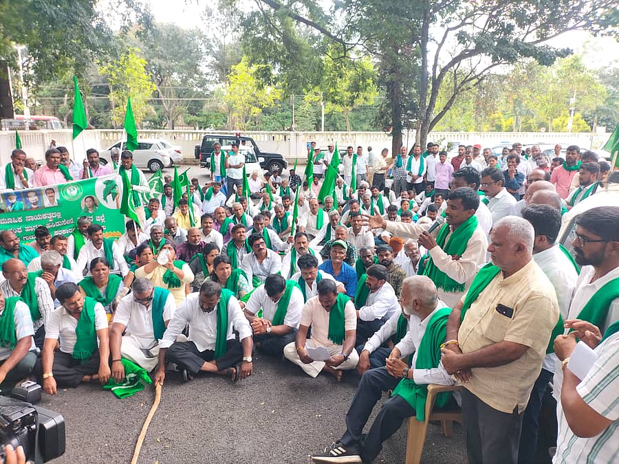 ಹಾಸನದ ಜಿಲ್ಲಾಧಿಕಾರಿ ಕಚೇರಿ ಎದುರು ರೈತರು ಸೋಮವಾರ ಪ್ರತಿಭಟನೆ ಆರಂಭಿಸಿದರು