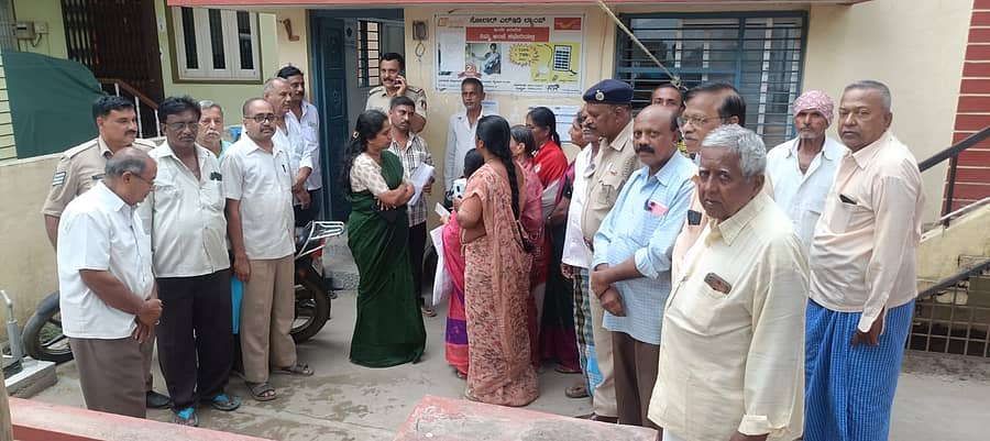 ಸರಗೂರು ಅಂಚೆ ಕಚೇರಿ ಮುಂದೆ ಠೇವಣಿದಾರರ ಜೊತೆ ತಹಶೀಲ್ದಾರ್ ಮೋಹನ ಕುಮಾರಿ ಮಾತನಾಡಿದರು