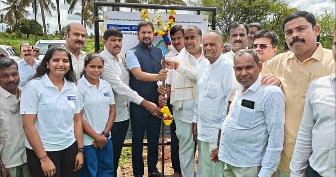 ಚೀಮಂಡಹಳ್ಳಿ ಗ್ರಾಮದಲ್ಲಿ ಚಿಕ್ಕಕೆರೆಯಲ್ಲಿ ಯುನೈಟೆಡ್ ವೇ ಬೆಂಗಳೂರು ಕಂಪನಿಯು ಸಿ ಎಸ್ ಆರ್ ಅನುದಾನದಡಿ  1.3  ಕೋಟಿ ವೆಚ್ಚದಲ್ಲಿ ಅಭಿವೃದ್ದಿ ಕಾಮಗಾರಿ ಕೈಗೊಳ್ಳುತ್ತಿರುವ ಯೋಜನೆಗೆ ಶಾಸಕ ಶರತ್ ಬಚ್ಚೇಗೌಡ ಗುದ್ದಲಿ ಪೂಜೆ ನೆರವೇರಿಸಿದರು.