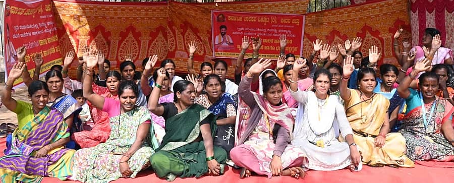 ಗ್ರಾಮ ಪಂಚಾಯಿತಿ ವ್ಯಾಪ್ತಿಯ ತ್ಯಾಜ್ಯ ವಿಲೇವಾರಿ ವಾಹನಗಳ ಚಾಲಕಿಯರು/ ಸಹಾಯಕಿಯರು ಬೀದರ್‌ನಲ್ಲಿ ಸೋಮವಾರ ಧರಣಿ ನಡೆಸಿದರು