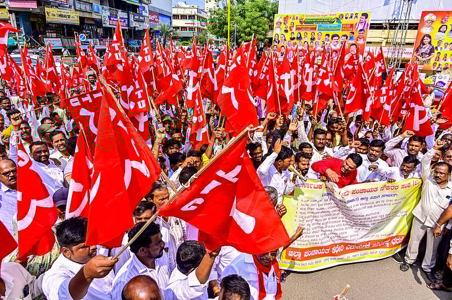 <div class="paragraphs"><p>ರಾಜ್ಯ ಗ್ರಾಮ ಪಂಚಾಯಿತಿ ನೌಕರರ ಸಂಘದ ಸದಸ್ಯರು ಕಲಬುರಗಿಯ ಎಸ್ವಿಪಿ ವೃತ್ತದಿಂದ ಜಿ.ಪಂ. ಕಚೇರಿವರೆಗೆ ಸೋಮವಾರ ಪ್ರತಿಭಟನಾ ಮೆರವಣಿಗೆ ನಡೆಸಿದರು </p></div>