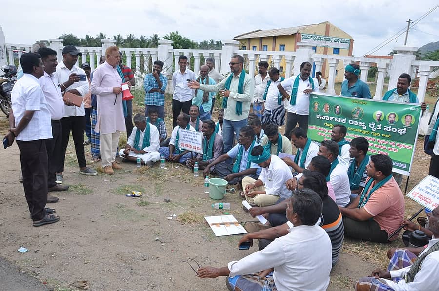 ಕೊಳ್ಳೇಗಾಲ ಕರ್ನಾಟಕ ರಾಜ್ಯ ರೈತ ಸಂಘ ದೊಡ್ಡಿಂದುವಾಡಿ ಹಾಗೂ ಸಿಂಗನಲ್ಲೂರು ಶಾಖೆಯ ರೈತರು ಗ್ರಾಮೀಣ ಭಾಗದಲ್ಲಿ ಹಾಗೂ ಗುಂಡಾಲ್ ಜಲಾಶಯದ ಸಂಪರ್ಕ ಕಲ್ಪಿಸುವ ರಸ್ತೆ ಹಳ್ಳ ಕೊಳ್ಳಗಳಿಂದ ಕೂಡಿದ್ದು, ದುರಸ್ತಿಗೊಳಿಸಬೇಕೆಂದು ಆಗ್ರಹಿಸಿ ಭಿಕ್ಷೆ  ಚಳವಳಿ ನಡೆಸಿದರು