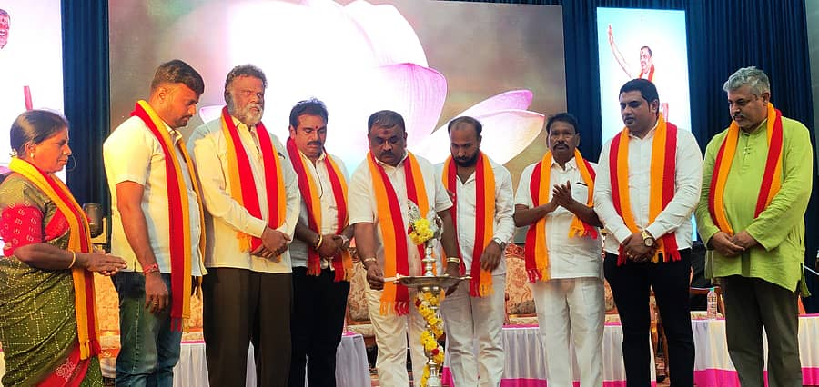 ಚಾಮರಾಜನಗರದ ಡಾ.ರಾಜಕುಮಾರ್ ಜಿಲ್ಲಾ ರಂಗಮಂದಿರದಲ್ಲಿ ಕರ್ನಾಟಕ ರಕ್ಷಣಾ ವೇದಿಕೆ ಜಿಲ್ಲಾ ಘಟಕದಿಂದ ಹಮ್ಮಿಕೊಂಡಿದ್ದ ಕನ್ನಡ ದೀಕ್ಷೆ ಸ್ವೀಕಾರ ಸಮಾರಂಭವನ್ನು ರಾಜ್ಯ ಘಟಕದ ಅಧ್ಯಕ್ಷ ಟಿ.ಎ.ನಾರಾಯಣಗೌಡ ಉದ್ಘಾಟಿಸಿದರು