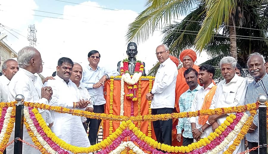 ಕುಕನೂರು ತಾಲ್ಲೂಕಿನ ಆಡೂರು ಗ್ರಾಮದಲ್ಲಿ ದಿವಂಗತ ವೀರಭದ್ರಪ್ಪ ಶಿರೂರು ಅವರ ಪುತ್ಥಳಿ ಅನಾವರಣಗೊಳಿಸಲಾಯಿತು