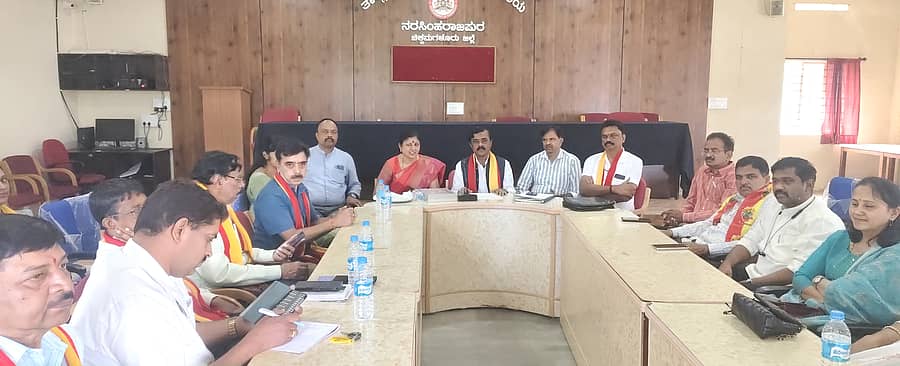 ನರಸಿಂಹರಾಜಪುರದ ತಾಲ್ಲೂಕು ಪಂಚಾಯಿತಿ ಸಭಾಂಗಣದಲ್ಲಿ ಭಾನುವಾರ ಜಿಲ್ಲಾ ಸಾಹಿತ್ಯ ಪರಿಷತ್ತಿನ ಕಾರ್ಯಕಾರಿ ಸಮಿತಿ ಸಭೆ ನಡೆಯಿತು