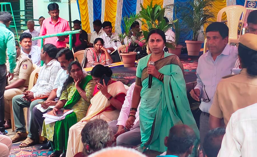 ಕೆಜಿಎಫ್ ರಾಬರ್ಟಸನ್ಪೇಟೆ ನಗರಸಭೆಯಲ್ಲಿ ಸೋಮವಾರ ನಡೆದ ಜನಸ್ಪಂದನ ಕಾರ್ಯಕ್ರಮದಲ್ಲಿ ಶಾಸಕಿ ಎಂ.ರೂಪಕಲಾ ಸಾರ್ವಜನಿಕರ ಸಮಸ್ಯೆ ಆಲಿಸಿದರು. ತಾಲ್ಲೂಕು ಮಟ್ಟದ ಅಧಿಕಾರಿಗಳು ಇದ್ದರು