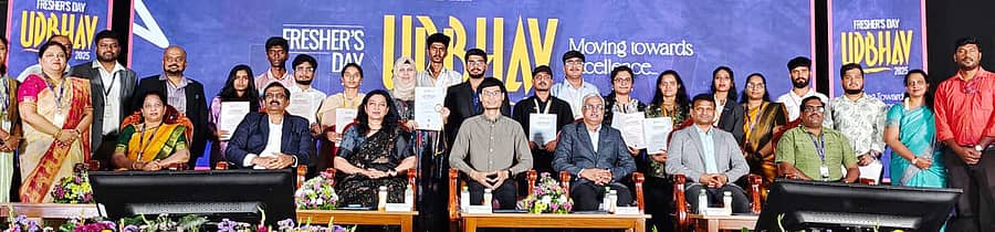 ಹೆಬ್ಬಾಳದಲ್ಲಿರುವ ಏಟ್ರಿಯಾ ತಾಂತ್ರಿಕ ಮಹಾವಿದ್ಯಾಲಯದಲ್ಲಿ ಆಯೋಜಿಸಿದ್ದ ‘ಉದ್ಭವ್‌-2025’ ನೂತನ ಶೈಕ್ಷಣಿಕ ವರ್ಷದ ತರಗತಿಗಳ ಪ್ರಾರಂಭೋತ್ಸವ ಸಮಾರಂಭದಲ್ಲಿ ಉತ್ತಮ ಅಂಕಗಳಿಸಿದ ವಿದ್ಯಾರ್ಥಿಗಳನ್ನು ಅಭಿನಂದಿಸಲಾಯಿತು.