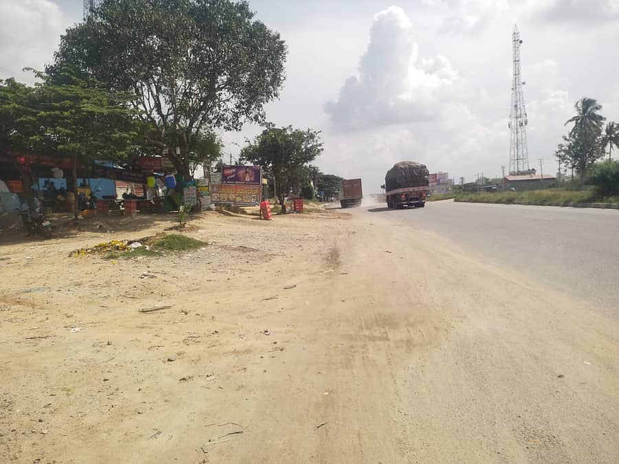 ಮುಳಬಾಗಿಲು ತಾಲ್ಲೂಕಿನ ನಂಗಲಿಯಲ್ಲಿ ರಾಷ್ಟ್ರೀಯ ಹೆದ್ದಾರಿ 75ಕ್ಕೆ ಹೊಂದಿಕೊಂಡಂತಿರುವ ತರಕಾರಿ ವಾಹನಗಳನ್ನು ಅಧಿಕಾರಿಗಳು ತೆರವುಗೊಳಿಸಿದರು