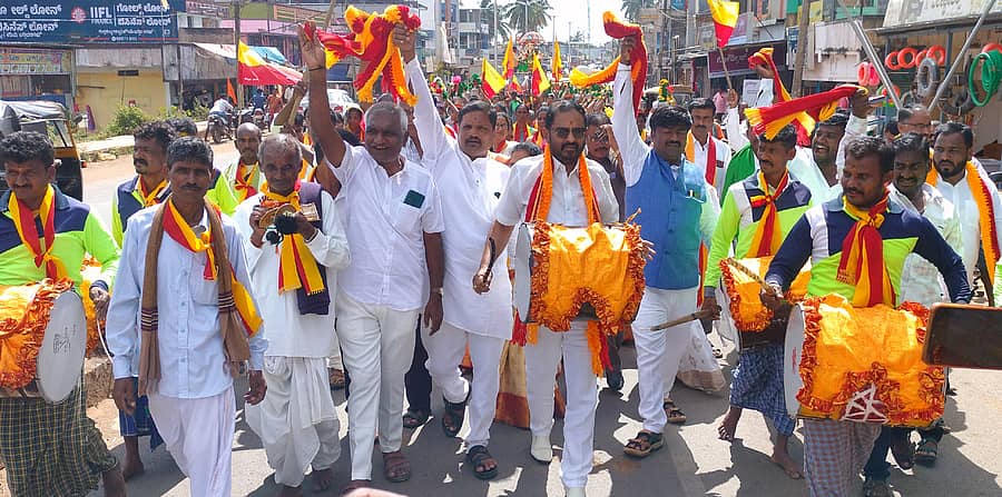 ಹಾನಗಲ್ನಲ್ಲಿ ಸೋಮವಾರ ನಡೆದ ಕನ್ನಡ ರಕ್ಷಣಾ ವೇದಿಕೆ ಸ್ವಾಭಿಮಾನಿ ಬಣದ ಕನ್ನಡ ಹಬ್ಬದ ಅಂಗವಾಗಿ ಪ್ರಮುಖ ಬೀದಿಗಳಲ್ಲಿ ಮೆರವಣಿಗೆ ನಡೆಯಿತು