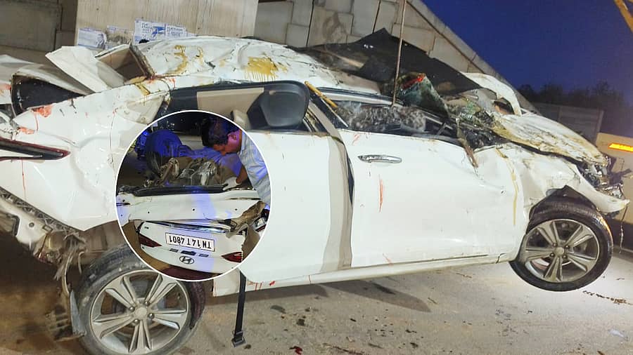 <div class="paragraphs"><p>ಅಪಘಾತದಿಂದ ನಜ್ಜುಗುಜ್ಜಾಗಿರುವ ಕಾರು</p></div>