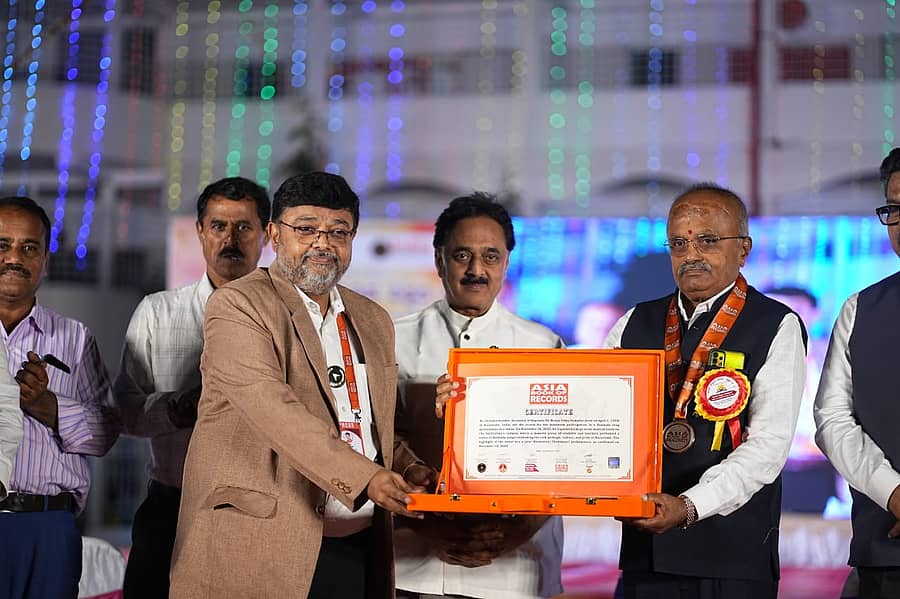 ವಿಜಯಜ್ಯೋತಿ ಗಾನ ವೈಭವವು ಏಷ್ಯಾ ಬುಕ್‌ ಆಫ್‌ ರೆಕಾರ್ಡ್ಸ್‌ನಲ್ಲಿ ದಾಖಲಾಗಿದ್ದು, ಅದರ  ಪ್ರಮಾಣಪತ್ರವನ್ನು ಹಸ್ತಾಂತರಿಸಲಾಯಿತು. ವೂಡೇ ಪಿ. ಕೃಷ್ಣ, ಶಿವ ಚಿತ್ತಪ್ಪ, ಹರೀಶ್, ರಾಮಚಂದ್ರ ಉಪಸ್ಥಿತರಿದ್ದರು