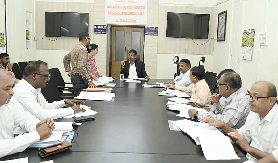 ವಿಜಯಪುರ ನಗರದ ಜಿಲ್ಲಾಧಿಕಾರಿಗಳ ಕಚೇರಿ ಸಭಾಂಗಣದಲ್ಲಿ ಸೋಮವಾರ ನಡೆದ ಜನನ-ಮರಣ ನೋಂದಣಿ ಜಿಲ್ಲಾಮಟ್ಟದ ಸಮನ್ವಯ ಸಮಿತಿ ಸಭೆಯಲ್ಲಿ ಜಿಲ್ಲಾಧಿಕಾರಿ ಡಾ.ಆನಂದ ಕೆ. ಮಾತನಾಡಿದರು