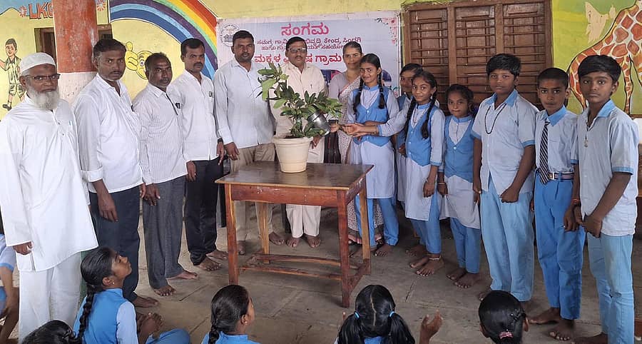 ಸಿಂದಗಿ ತಾಲ್ಲೂಕು ಬಂದಾಳ ಗ್ರಾಮದ ಸರ್ಕಾರಿ ಹಿರಿಯ ಪ್ರಾಥಮಿಕ ಶಾಲೆಯಲ್ಲಿ ಸೋಮವಾರ ನಡೆದ ಮಕ್ಕಳ ಗ್ರಾಮ ಸಭೆಯನ್ನು ಗಣ್ಯರೊಂದಿಗೆ ಮಕ್ಕಳು ಉದ್ಘಾಟಿಸಿದರು