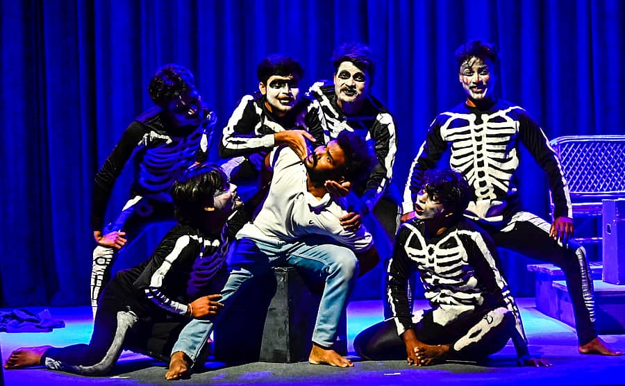 <div class="paragraphs"><p>ಕಲಬುರಗಿಯ ಎಸ್.ಎಂ.ಪಂಡಿತ್ ರಂಗಮಂದಿರದಲ್ಲಿ ಸೋಮವಾರ ರಾಯಚೂರು ಸಮುದಾಯ ತಂಡದ ಕಲಾವಿದರು ‘ರಕ್ತ ವಿಲಾಪ’ ನಾಟಕ ಪ್ರದರ್ಶನ ನೀಡಿದರು </p></div>