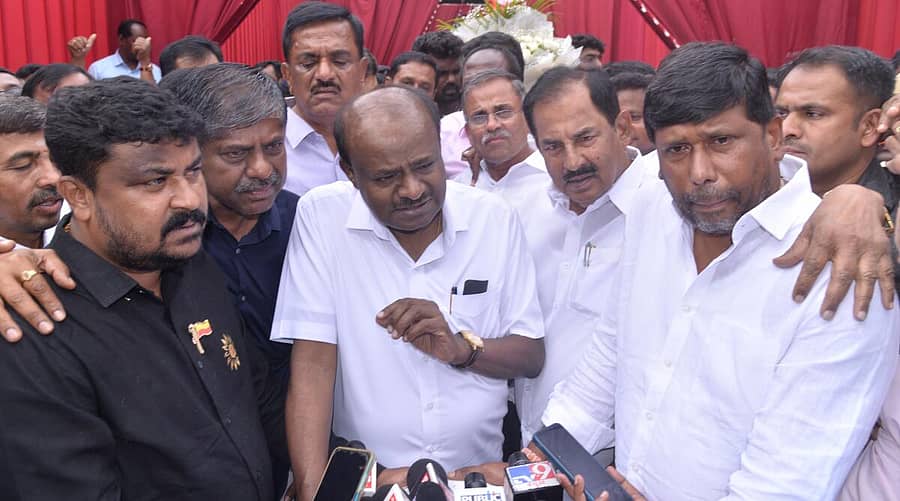 <div class="paragraphs"><p>ಕೋಲಾರ ತಾಲ್ಲೂಕಿನ ಕಾಮದೇನಹಳ್ಳಿಯಲ್ಲಿ ಭಾನುವಾರ ಕೇಂದ್ರ ಸಚಿವ ಎಚ್.ಡಿ.ಕುಮಾರಸ್ವಾಮಿ ಸುದ್ದಿಗಾರರೊಂದಿಗೆ ಮಾತನಾಡಿದರು</p></div>