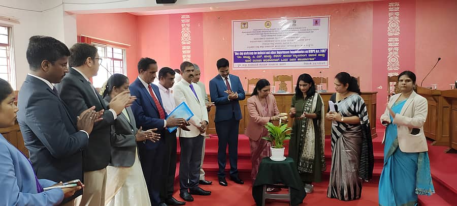 ಹಾಸನದ ಜಿಲ್ಲಾ ಪಂಚಾಯಿತಿ ಸಭಾಂಗಣದಲ್ಲಿ ಸೋಮವಾರ ಆಯೋಜಿಸಿದ್ದ ಕಾರ್ಯಾಗಾರವನ್ನು ಪ್ರಧಾನ ಜಿಲ್ಲಾ ಮತ್ತು ಸೆಷನ್ಸ್‌ ನ್ಯಾಯಾಧೀಶರಾದ ಹೇಮಾವತಿ ಉದ್ಘಾಟಿಸಿದರು