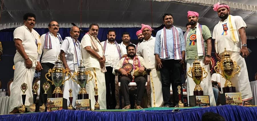 <div class="paragraphs"><p>ಬಂಟ್ವಾಳ ತಾಲ್ಲೂಕಿನ ಸಿದ್ಧಕಟ್ಟೆ ಕೊಡಂಗೆಯಲ್ಲಿ ಶನಿವಾರ ರಾತ್ರಿ ನಡೆದ ಕಂಬಳದ ಕಾರ್ಯಕ್ರಮದಲ್ಲಿ ಎಕ್ಸೆಲ್ ಶಿಕ್ಷಣ ಸಂಸ್ಥೆ ಮುಖ್ಯಸ್ಥ<br>ಸುಮಂತ್ ಕುಮಾರ್ ಜೈನ್ ಅವರನ್ನು ಸನ್ಮಾನಿಸಲಾಯಿತು. ಪ್ರಮುಖರಾದ ಬಿ.ರಮಾನಾಥ ರೈ, ರಕ್ಷಿತ್ ಶಿವರಾಂ, ಸಂದೀಪ್ ಶೆಟ್ಟಿ ಪೊಡುಂಬ ಭಾಗವಹಿಸಿದ್ದರು</p></div>