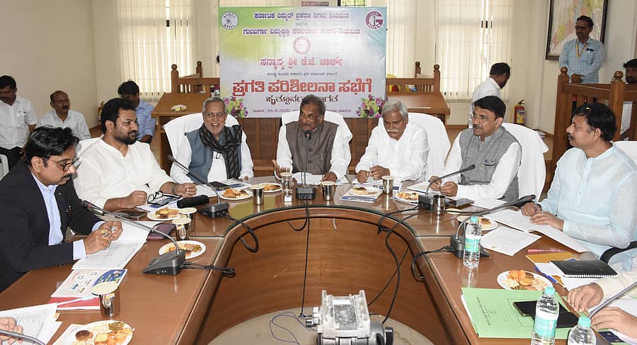 ಯಾದಗಿರಿಯಲ್ಲಿ ಸೋಮವಾರ ನಡೆದ ಸಭೆಯಲ್ಲಿ ಇಂಧನ ಸಚಿವ ಕೆ.ಜೆ. ಜಾರ್ಜ್ ಮಾತನಾಡಿದರು. ಸಭೆಯಲ್ಲಿ ಕೆಪಿಟಿಸಿಎಲ್ ಎಂಡಿ ಪಂಕಜ್ ಕುಮಾರ್ ಪಾಂಡೆ, ಅಧ್ಯಕ್ಷ ಪ್ರವೀಣ್ ಪಾಟೀಲ ಹರವಾಳ, ಶಾಸಕ ಚನ್ನಾರೆಡ್ಡಿ ಪಾಟೀಲ ತುನ್ನೂರು, ಸಚಿವ ಶರಣಬಸಪ್ಪ ದರ್ಶನಾಪುರ, ಸಂಸದ ಕುಮಾರ್ ನಾಯಕ, ಶಾಸಕ ವೇಣುಗೋಪಾಲ್ ನಾಯಕ ಉಪಸ್ಥಿತರಿದ್ದರು