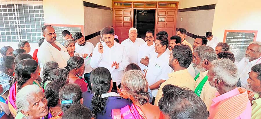 <div class="paragraphs"><p>ಹನೂರು ಪಟ್ಟಣದಲ್ಲಿ ಶಾಸಕ ಎಂ.ಆರ್.ಮಂಜುನಾಥ್ ನಾಗಣ್ಣ ನಗರ ಗ್ರಾಮಸ್ಥರ ಸಮಸ್ಯೆ ಆಲಿಸಿದರು</p></div>