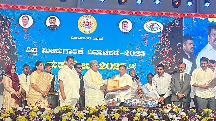 ಸಿರುಗುಪ್ಪ ತಾಲ್ಲೂಕಿನ ವತ್ತುಮುರುವಣಿ ಗ್ರಾಮದ ಸಿ.ಹೆಚ್. ಮಹಾಕಾಳಿ ರಾಜು ಅವರು ಶ್ರೇಷ್ಠ ಮೀನು ಕೃಷಿಕ ಪ್ರಶಸ್ತಿ ಭಾಜನರಾಗಿದ್ದು, ಅತೀವ ಸಂತೋಷವಾಗಿದೆ ಎಂದು ಜಿಲ್ಲಾ ಮೀನುಗಾರಿಕೆ ಉಪನಿರ್ದೇಶಕ ಶಿವಣ್ಣ ಅವರು ಅಭಿನಂದಿಸಿದರು.