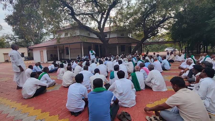 ಮುಧೋಳದಲ್ಲಿ ಸೋಮವಾರ ರೈತರನ್ನು ಬಂಧಿಸಿರುವುದನ್ನು ಖಂಡಿಸಿ ಜಿಎಲ್‍ಬಿಸಿ ಆವರಣದಲ್ಲಿ ರೈತರು ಸಭೆ ನಡೆಸಿದರು