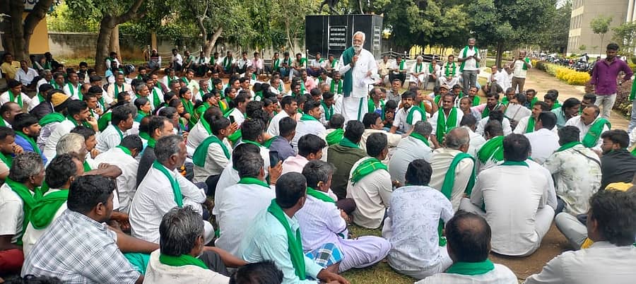 ಹಲವು ಬೇಡಿಕೆಗಳ ಈಡೇರಿಕೆಗೆ ಒತ್ತಾಯಿಸಿ ಸಾಮೂಹಿಕ ನಾಯಕತ್ವದ ರಾಜ್ಯ ರೈತಸಂಘ ಹಾಗೂ ಹಸಿರುಸೇನೆಯಿಂದ ಜಿಲ್ಲಾಧಿಕಾರಿ ಕಚೇರಿ ಎದುರು ಹಮ್ಮಿಕೊಂಡಿದ್ದ ಧರಣಿಯಲ್ಲಿ ಮುಖಂಡ ಹೊನ್ನೂರು ಪ್ರಕಾಶ್ ಮಾತನಾಡಿದರು