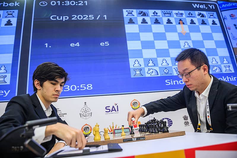 ಸಿಂದರೋವ್ (ಎಡಗಡೆ) ಮತ್ತು ವೀ ಯಿ
ಫಿಡೆ ಚಿತ್ರ