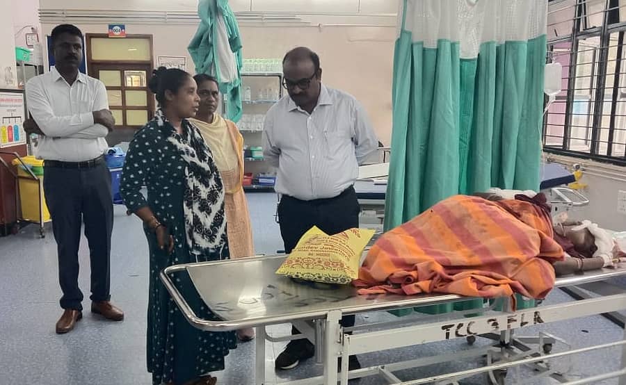 ರಾಮನಗರ ಜಿಲ್ಲಾಸ್ಪತ್ರೆಗೆ ಭೇಟಿ ನೀಡಿದ ಡಿಸಿಎಫ್ ಎಂ. ರಾಮಕೃಷ್ಣಪ್ಪ ಅವರು ಭೇಟಿ ನೀಡಿ ಕರಡಿ ದಾಳಿಗೆ ಒಳಗಾದ ವೃದ್ಧೆ ಈರಮ್ಮ ಆರೋಗ್ಯದ ಕುರಿತು ಕುಟುಂಬದವರಿಂದ ಮಾಹಿತಿ ಪಡೆದರು. ಎಸಿಎಫ್ ಪುಟ್ಟಮ್ಮ ಹಾಗೂ ಆರ್ಎಫ್ಒ ಮನ್ಸೂರ್ ಅಹಮದ್ ಇದ್ದಾರೆ