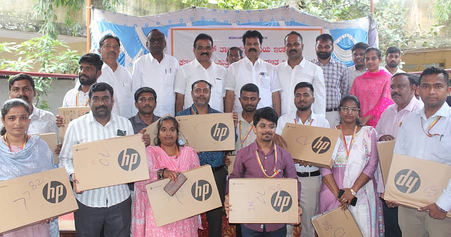 ಆನೇಕಲ್‌ನ ತಾಲ್ಲೂಕು ಕಚೇರಿಯಲ್ಲಿ ಕಂದಾಯ ಇಲಾಖೆಯ ಗ್ರಾಮ ಆಡಳಿತ ಅಧಿಕಾರಿಗಳಿಗೆ ಸರ್ಕಾರದಿಂದ ನೀಡಲಾದ ಲ್ಯಾಪ್‌ಟ್ಯಾಪ್‌ಗಳನ್ನು ಶಾಸಕ ಬಿ.ಶಿವಣ್ಣ ವಿತರಿಸಿದರು