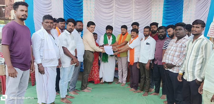 ಪಿಎಸ್ಐ ಈರಣ್ಣ ರಿತ್ತಿ ಅವರನ್ನು ವರ್ಗಾಯಿಸುವಂತೆ ಒತ್ತಾಯಿಸಿ ವಿವಿಧ ಹಿಂದೂಪರ ಸಂಘಟನೆ ಕಾರ್ಯಕರ್ತರು ಶಿರಹಟ್ಟಿ ತಹಶೀಲ್ದಾರ್ ಕೆ.ರಾಘವೇಂದ್ರ ರಾವ್ ಅವರಿಗೆ ಮನವಿ ಸಲ್ಲಿಸಿದರು