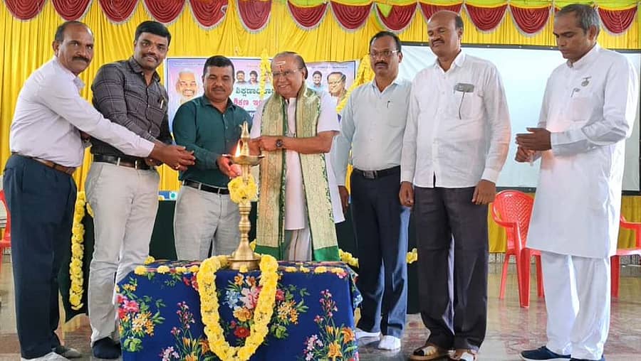 ಅರಕಲಗೂಡಿನಲ್ಲಿ ಸೋಮವಾರ ಏರ್ಪಡಿಸಿದ್ದ ಪಠ್ಯಾಧಾರಿತ ರಸಪ್ರಶ್ನೆ ಕಾರ್ಯಕ್ರಮವನ್ನು ಸಂಗೀತ ವಿದ್ವಾಂಸ ಆರ್.ಕೆ. ಪದ್ಮನಾಭ್ ಉದ್ಘಾಟಿಸಿದರು