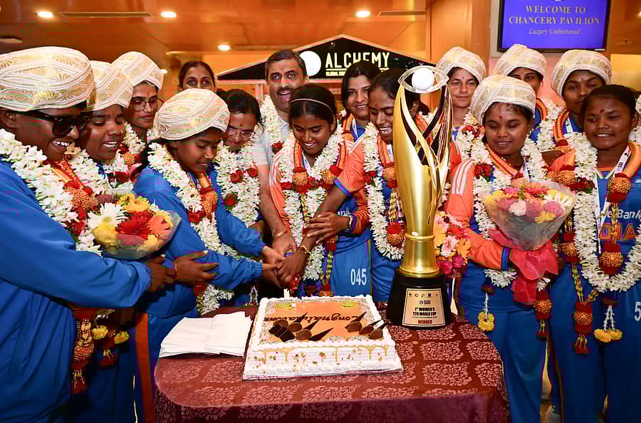 ಅಂಧ ಮಹಿಳೆಯರ ಚೊಚ್ಚಲ ಟಿ20 ವಿಶ್ವಕಪ್‌ ಗೆದ್ದು ಸೋಮವಾರ ಬೆಂಗಳೂರಿಗೆ ಬಂದ ಭಾರತ ತಂಡದ ಆಟಗಾರ್ತಿಯರು ಕೇಕ್‌ ಕತ್ತರಿಸಿ ಸಂಭ್ರಮಿಸಿದರು –ಪ್ರಜಾವಾಣಿ ಚಿತ್ರ: ಬಿ.ಕೆ. ಜನಾರ್ದನ
