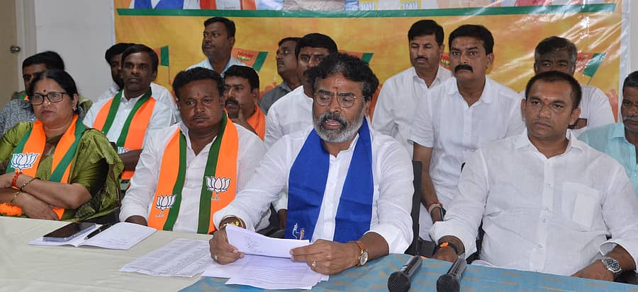 ಕೋಲಾರದಲ್ಲಿ ಸೋಮವಾರ ಪತ್ರಿಕಾಗೋಷ್ಠಿಯಲ್ಲಿ ಮಾಜಿ ಸಂಸದ ಎಸ್.ಮುನಿಸ್ವಾಮಿ ಮಾತನಾಡಿದರು. ಜಿಲ್ಲಾ ಬಿಜೆಪಿ ಅಧ್ಯಕ್ಷ ಓಂಶಕ್ತಿ ಚಲಪತಿ, ವಿಧಾನ ಪರಿಷತ್ ಸದಸ್ಯೆ ಭಾರತಿ ಶೆಟ್ಟಿ ಹಾಗೂ ಮುಖಂಡರು ಪಾಲ್ಗೊಂಡಿದ್ದರು