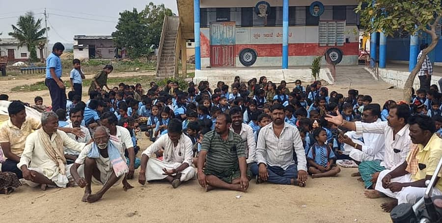 ಸುರಪುರ ತಾಲ್ಲೂಕಿನ ಚಿಕ್ಕನಳ್ಳಿ ಗ್ರಾಮದ ಸರ್ಕಾರಿ ಹಿರಿಯ ಪ್ರಾಥಮಿಕ ಶಾಲೆ ಆವರಣದಲ್ಲಿ ಸೋಮವಾರ ಮಕ್ಕಳು, ಪೋಷಕರು ಪ್ರತಿಭಟನೆ ನಡೆಸಿದರು