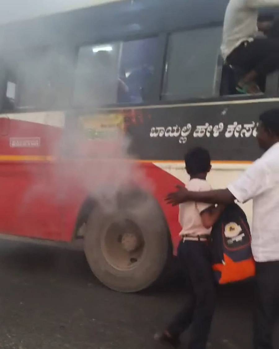 ಬಸ್ನ ಹಿಂಬದಿಯ ಟೈರ್ ಸಮೀಪ ಕಾಣಿಸಿಕೊಂಡ ಹೊಗೆ