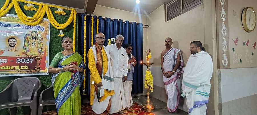 ತುಮಕೂರಿನಲ್ಲಿ ಈಚೆಗೆ ತತ್ವಜ್ಞಾನ ಸಮ್ಮೇಳನದ ಪೂರ್ವಭಾವಿ ಸಭೆ ನಡೆಯಿತು. ಪ್ರಮುಖರಾದ ಸತ್ಯನಾರಾಯಣಾಚಾರ್ಯ, ಜಿ.ಕೆ.ಶ್ರೀನಿವಾಸ್, ಶ್ರೀನಿವಾಸ ಹತ್ವಾರ್, ಹರೀಶ್, ಆನಂದಾಚಾರ್ಯ ಗುಮಾಸ್ತೆ, ಜನಾರ್ದನ ಭಟ್ಟ ಇತರರು ಉಪಸ್ಥಿತರಿದ್ದರು