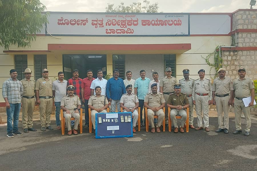 ಬಾದಾಮಿ ತಾಲ್ಲೂಕಿನ ಕಾಕನೂರ ಗ್ರಾಮದ ಎಸ್.ಬಿ.ಐ ಬ್ಯಾಂಕ್ ದರೋಡೆಯಲ್ಲಿ ಕಳುವಾಗಿದ್ದ ಚಿನ್ನ ಮತ್ತು ನಗದನ್ನು  ಪೊಲೀಸ್ ಅಧಿಕಾರಿಗಳು ಮತ್ತು ಸಿಬ್ಬಂದಿ ವಶಪಡಿಸಿಕೊಂಡಿದ್ದಾರೆ. ಎಸ್.ಪಿ. ಸಿದ್ಧಾರ್ಥ ಗೋಯಲ್, ಪೊಲೀಸ್ ಅಧಿಕಾರಿಗಳು ಮತ್ತು ಸಿಬ್ಬಂದಿ ಹಾಜರಿದ್ದರು