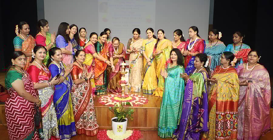 <div class="paragraphs"><p>ಬೆಳಗಾವಿಯಲ್ಲಿ ನಡೆದ ರಾಜ್ಯೋತ್ಸವ, ವಚನೋತ್ಸವ ಹಾಗೂ ದೀಪೋತ್ಸವ ಕಾರ್ಯಕ್ರಮದಲ್ಲಿ ಮಂಗಲ ಮೆಟಗುಡ್ಡ, ಚಲನಚಿತ್ರ ನಟಿ ಸುಧಾ ಬೆಳವಾಡಿ </p></div>