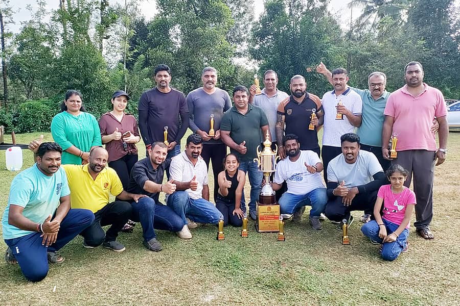 ನಾಪೋಕ್ಲು ಶ್ರೀ ನಾರಾಯಣ ಧರ್ಮ ಪರಿಪಾಲನ ಯೋಗಂ ವತಿಯಿಂದ ಆಯೋಜಿಸಿದ್ದ 171ನೇ ಶ್ರೀ ನಾರಾಯಣ ಗುರು ಜಯಂತಿ ಹಾಗೂ ಓಣಂ ಆಚರಣೆ ಕಾರ್ಯಕ್ರಮದಲ್ಲಿ ನಡೆದ ಪುರುಷರ ಹಗ್ಗ ಜಗ್ಗಾಟ ಸ್ಪರ್ಧೆಯಲ್ಲಿ ಇಗ್ಗುತ್ತಪ್ಪ ತಂಡ ಪ್ರಶಸ್ತಿಯನ್ನು ಮುಡಿಗೇರಿಸಿಕೊಂಡಿತು.