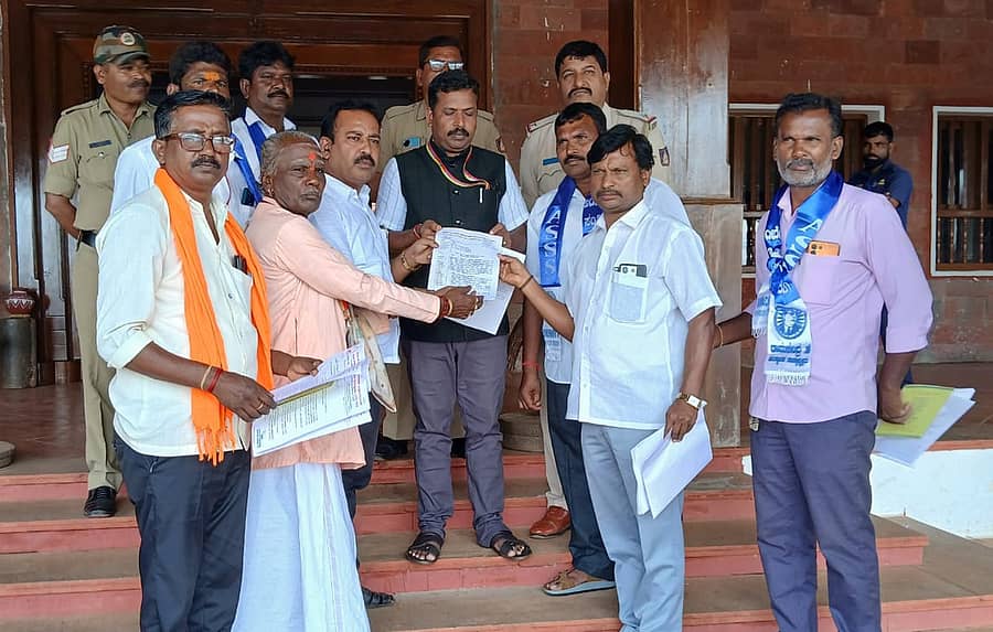 <div class="paragraphs"><p>ಸಹಾಯಕ ಕುಲಸಚಿವ ಶಹಜಾನ್ ಮುದಕವಿ ಅವರ ನೇಮಕಾತಿ ವಿಚಾರವಾಗಿ ತನಿಖೆ ನಡೆಸುವಂತೆ ಒತ್ತಾಯಿಸಿ ಕರ್ನಾಟಕ ರಾಜ್ಯ ಜಾನಪದ ಸ್ನಾತಕೋತ್ತರ ಹಾಗೂ ಸಂಶೋಧಕರ ಒಕ್ಕೂಟದ ಪದಾಧಿಕಾರಿಗಳು, ವಿಶ್ವವಿದ್ಯಾಲಯದ ಕುಲಸಚಿವ ಶಿವಶಂಕರ್ ಅವರಿಗೆ ಸೋಮವಾರ ಮನವಿ ಸಲ್ಲಿಸಿದರು. </p></div>