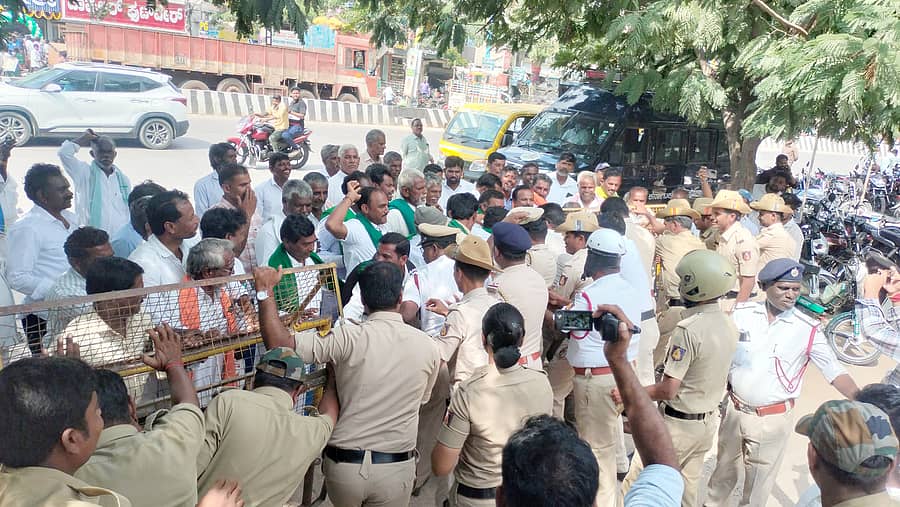ಸಿಂಧನೂರಿನ ಮಿನಿವಿಧಾನಸೌಧ ಕಚೇರಿಗೆ ಸೋಮವಾರ ಮುತ್ತಿಗೆ ಹಾಕಲು ಪ್ರಯತ್ನಿಸಿದ ಕರ್ನಾಟಕ ರಾಜ್ಯ ರೈತ ಸಂಘ ಹಾಗೂ ಹಸಿರು ಸೇನೆಯ ಮುಖಂಡರನ್ನು ಪೊಲೀಸರು ಬ್ಯಾರಿಕೇಡ್‍ಗಳನ್ನು ಹಾಕಿ ತಡೆದರು