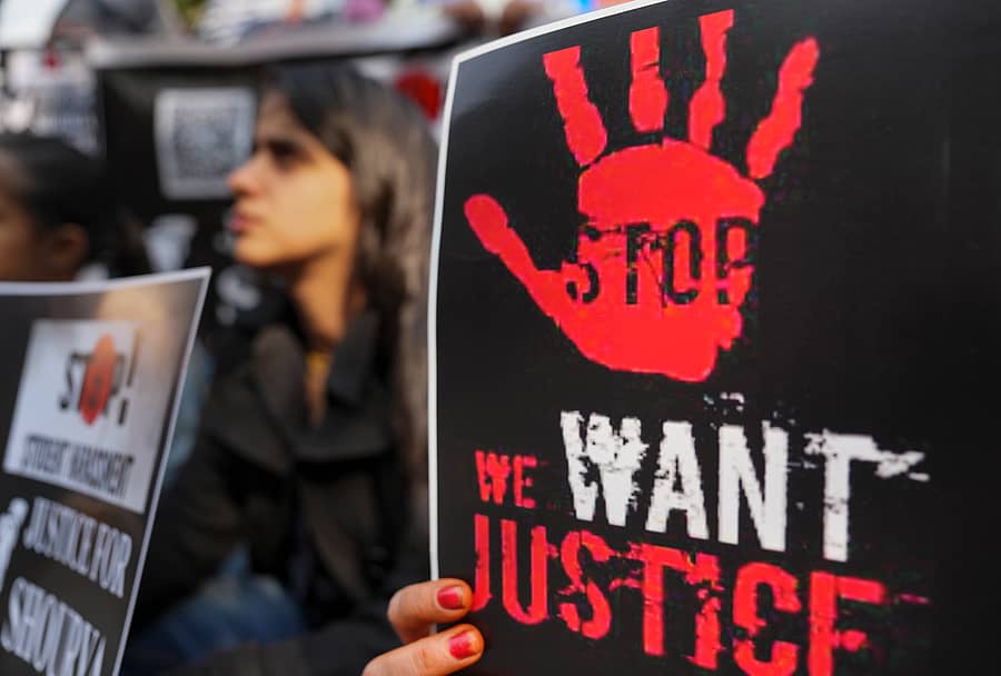 ವಿದ್ಯಾರ್ಥಿಯ ಆತ್ಮಹತ್ಯೆಗೆ ಕಾರಣರಾದವರ ವಿರುದ್ಧ ಕ್ರಮಕೈಗೊಳ್ಳಬೇಕೆಂದು ಆಗ್ರಹಿಸಿ ವಿದ್ಯಾರ್ಥಿಗಳು ಮತ್ತು ಪೋಷಕರು ಪ್ರತಿಭಟನೆ ನಡೆಸಿದರು – ಪಿಟಿಐ ಚಿತ್ರ