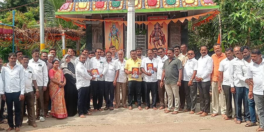 ಉಪ ಮುಖ್ಯಮಂತ್ರಿ ಡಿ.ಕೆ. ಶಿವಕುಮಾರ್ ಅವರು ಮುಖ್ಯಮಂತ್ರಿಯಾಗಲಿ ಎಂದು ಅವರ ಅಭಿಮಾನಿಗಳು ಹಾಗೂ ಪಕ್ಷದ ಮುಖಂಡರು ರಾಮನಗರ ತಾಲ್ಲೂಕಿನ ಬಿಳಗುಂಬದ ಜಲಸಿದ್ದೇಶ್ವರ ಸ್ವಾಮಿ ದೇವಾಲಯದಲ್ಲಿ ಸೋಮವಾರ ವಿಶೇಷ ಪೂಜೆ ಸಲ್ಲಿಸಿದರು