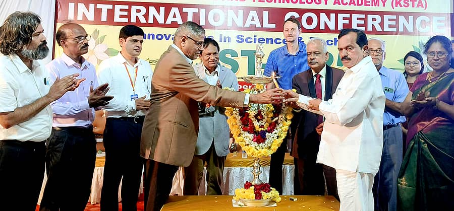 ಕುಮಟಾದ ಸರ್ಕಾರಿ ಪದವಿ ಕಾಲೇಜಿನಲ್ಲಿ ನಡೆದ ‘ವಿಜ್ಞಾನ-ತಂತ್ರಜ್ಞಾನದಲ್ಲಿ ಆವಿಷ್ಕಾರ’ ಅಂತರರಾಷ್ಟ್ರೀಯ ಸಮ್ಮೇಳನವನ್ನು ಶಾಸಕ ದಿನಕರ ಶೆಟ್ಟಿ ಉದ್ಘಾಟಿಸಿದರು