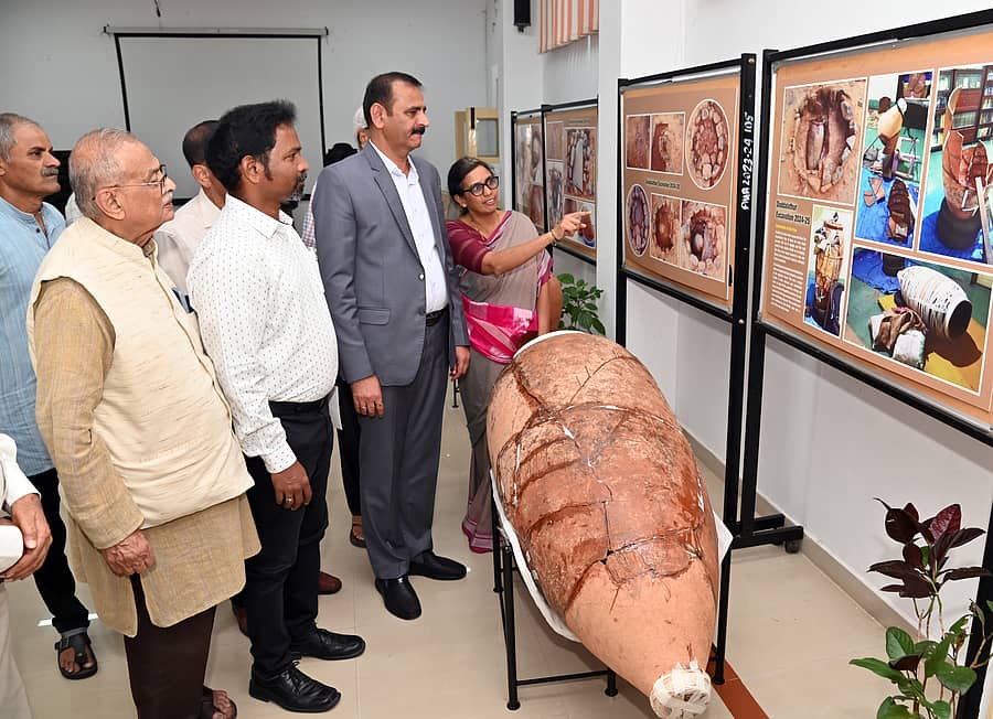 ಮೈಸೂರು ವಿಶ್ವವಿದ್ಯಾಲಯದ ಪುರಾತತ್ವ ಅಧ್ಯಯನ ವಿಭಾಗದಲ್ಲಿ ಮಿಥಿಕ್ ಸೊಸೈಟಿ ಸಹಯೋಗದಲ್ಲಿ ಸೋಮವಾರ ಚಾಲನೆಗೊಂಡ ದೊಡ್ಡಾಲತ್ತೂರು ಪ್ರಾಚ್ಯವಸ್ತುಗಳ ಪ್ರದರ್ಶನದಲ್ಲಿ ವಿ.ನಾಗರಾಜ್, ಆರ್.ಎಸ್. ಕುಮಾರನ್, ಪ್ರೊ.ಎನ್.ಕೆ.ಲೋಕನಾಥ್ ಅವರಿಗೆ ವಿಭಾಗದ ನಿರ್ದೇಶಕಿ ಪ್ರೊ.ವಿ.ಶೋಭಾ ಮಾಹಿತಿ ನೀಡಿದರು – ಪ್ರಜಾವಾಣಿ ಚಿತ್ರ