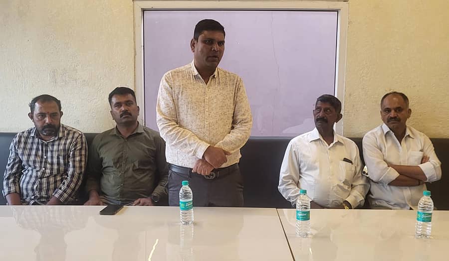 ಮಡಿಕೇರಿಯಲ್ಲಿ ನಿರ್ಮಿಸಲು ಉದ್ದೇಶಿಸಲಾಗಿರುವ ಬಂಟರ ಭವನದ ಕಾಮಗಾರಿಯ ಭೂಮಿಪೂಜೆ ಅಂಗವಾಗಿ ವಿರಾಜಪೇಟೆಯಲ್ಲಿ ಸೋಮವಾರ ನಡೆದ ಪೂರ್ವಭಾವಿ ಸಭೆಯಲ್ಲಿ ಬಂಟರ ಸಂಘದ ಜಿಲ್ಲಾ ಘಟಕದ ಅಧ್ಯಕ್ಷ ಜಗದೀಶ್ ರೈ ಅವರು ಮಾತನಾಡಿದರು.